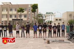 Giữa mùa dịch bệnh, nhóm thanh niên mang dao nhọn diễu phố
