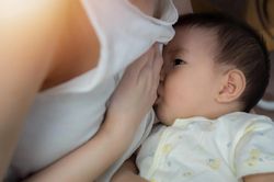 Làn sóng ủng hộ việc phụ nữ cho con bú nơi công cộng ở Singapore