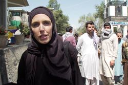 Binh sĩ Taliban trả lời CNN nhưng buộc nhà báo nữ đứng sang một bên
