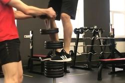 Nhảy thăng bằng trên những quả tạ xếp tầng