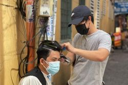 Chủ salon ở TP.HCM cắt tóc miễn phí cho công an, tình nguyện viên