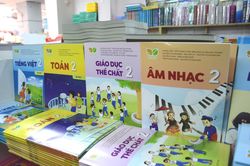 Nhiều giải pháp để sách giáo khoa tới tay học sinh