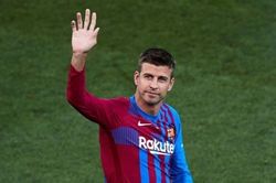 Pique giảm nửa lương vì Barca