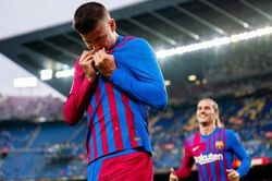 Barcelona: Vì sao Pique chấp nhận giảm 50% lương?