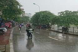 Vùng núi và Đông Bắc Bắc Bộ mưa dông rải rác