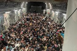 Tháo chạy khỏi Kabul, người tị nạn Afghanistan rơi từ máy bay chở hàng của Mỹ