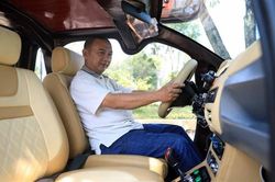 Ô tô điện giá rẻ của nhà sáng chế không chuyên