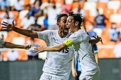 Mesut Ozil vỡ òa ghi bàn đầu tiên sau 18 tháng