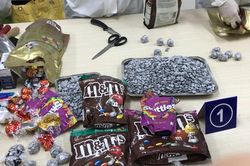 Bắt hơn 30 kg ma túy trong kẹo sôcôla từ Pháp gửi về Việt Nam