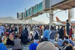 Cảnh hàng nghìn người chen chúc ở sân bay Kabul tìm đường di tản
