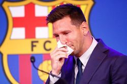 Chủ tịch Barcelona thừa nhận khoản nợ khổng lồ khiến Messi phải rời Nou Camp trong nước mắt