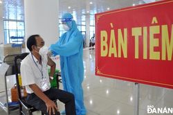 Tiêm vắc-xin trong giai đoạn 'ai ở đâu thì ở đó'