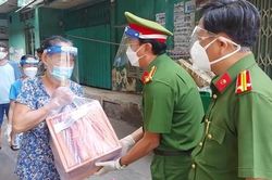 Công an quận 3 trao 260 phần quà cho các hộ dân khó khăn