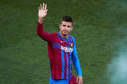 Barcelona nợ chồng chất, Pique nhận lương không mua nổi bát phở