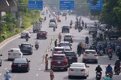 Hình ảnh các tổ liên ngành ở Hà Nội kiểm soát nghiêm ngặt người ra đường sau giờ cao điểm đi làm