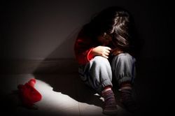 Mẹ dạy con nói dối trước tòa, bao che việc bị cha xâm hại ở Hong Kong