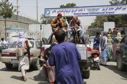 Guardian: Người Afghanistan bị đánh đập trên đường tới sân bay Kabul