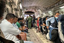 Taliban hộ tống nhân viên ngoại giao Ấn Độ về nước trong đêm