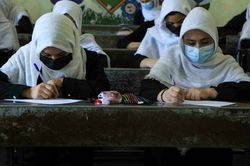 Nữ sinh Afghanistan đeo khăn hijab trắng, mặc áo trùm đen đi học