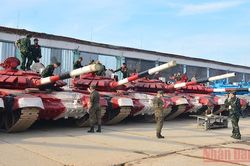 Cận cảnh 4 chiếc xe tăng màu đỏ của đội tuyển Việt Nam tại Army Games 2021