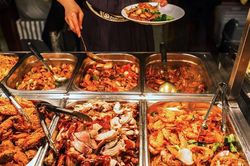 Loạt bí mật trong các nhà hàng buffet được tiết lộ, nhiều người phải kinh ngạc