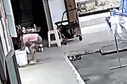 Chị gái phản ứng kịp thời, cứu em trai thoát nạn trong gang tấc