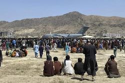 Giẫm đạp và nổ súng tại sân bay ở Kabul khiến 40 người thiệt mạng