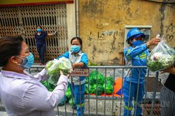 'Siêu thị 0 đồng' của 2 chị lao công giúp đỡ các hoàn cảnh khó khăn trong đại dịch