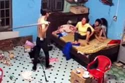 Không cho mượn điện thoại, mẹ bị con cầm cây lau nhà đánh?