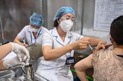 PGS.TS Trần Đắc Phu: Hà Nội nên sớm tiêm vắc-xin cho cả người mắc bệnh nền