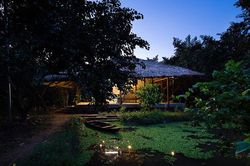 'Trốn' ồn ào phố thị, vợ chồng trẻ bỏ 200 triệu đồng cất nhà lá đẹp ngỡ ngàng