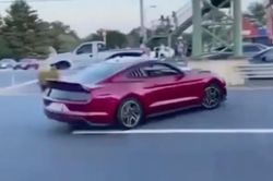 Dân chơi Mỹ drift lỗi Ford Mustang, đâm vào xe khác rồi bỏ chạy