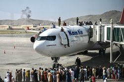 Góc quay lạ vụ dân Afghanistan 'bám càng' máy bay chạy khỏi Kabul