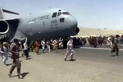 Chùm ảnh sơ tán hoảng loạn trên đường băng sân bay Afghanistan