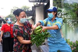 Sạp rau phát miễn phí 'ấm áp tình người' giữa đại dịch COVID-19 của hai nữ công nhân môi trường Hà Nội