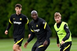 Hàng công Chelsea chật chội vì Lukaku