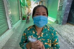 Lặn lội đường xa nhận 2 ổ bánh mỳ không, người phụ nữ chợt òa khóc nức nở khi thấy điều bí mật bên trong