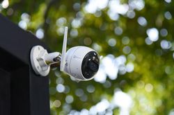 Màn trả đũa của đôi trẻ bị hàng xóm chĩa 5 cái camera vào nhà
