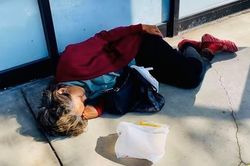 Ca sĩ Kim Ngân đói lả, ngủ bên vệ đường ở Mỹ