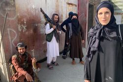 Taliban dùng súng đe dọa phóng viên CNN