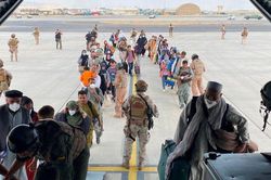 Anh lo ngại Mỹ sẽ rút quân khỏi sân bay Kabul trong vài ngày tới