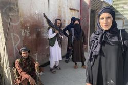 Phóng viên CNN bị chiến binh Taliban đe dọa bằng súng lục