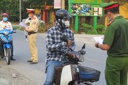 Hà Nội: Xử phạt 900 trường hợp vi phạm phòng chống dịch, nam thanh niên 'thông chốt' đâm cán bộ tự quản