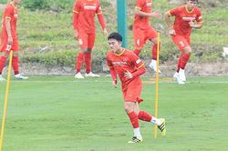 Xuân Trường lập siêu phẩm đá phạt trong trận đấu tập với U22 Việt Nam
