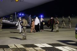 Taliban thúc giục người Afghanistan rời khỏi sân bay Kabul