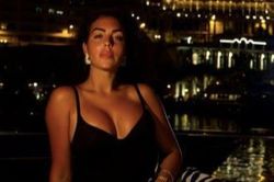 Bạn gái Cristiano Ronaldo khoe ngực đầy 'bỏng mắt'