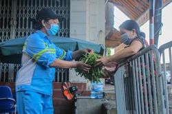 Sạp rau miễn phí ấm tình người của hai chị lao công giữa mùa dịch