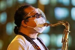 Nghệ sỹ saxophone Trần Mạnh Tuấn bị đột quỵ nặng phải cấp cứu
