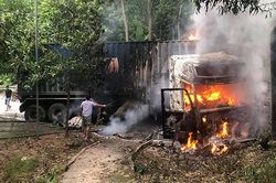 Container lao xuống rãnh nước, bốc cháy ngùn ngụt kèm nhiều tiếng nổ lớn