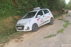 Phát hiện thi thể tài xế taxi nằm gục bên đường ở Nghệ An